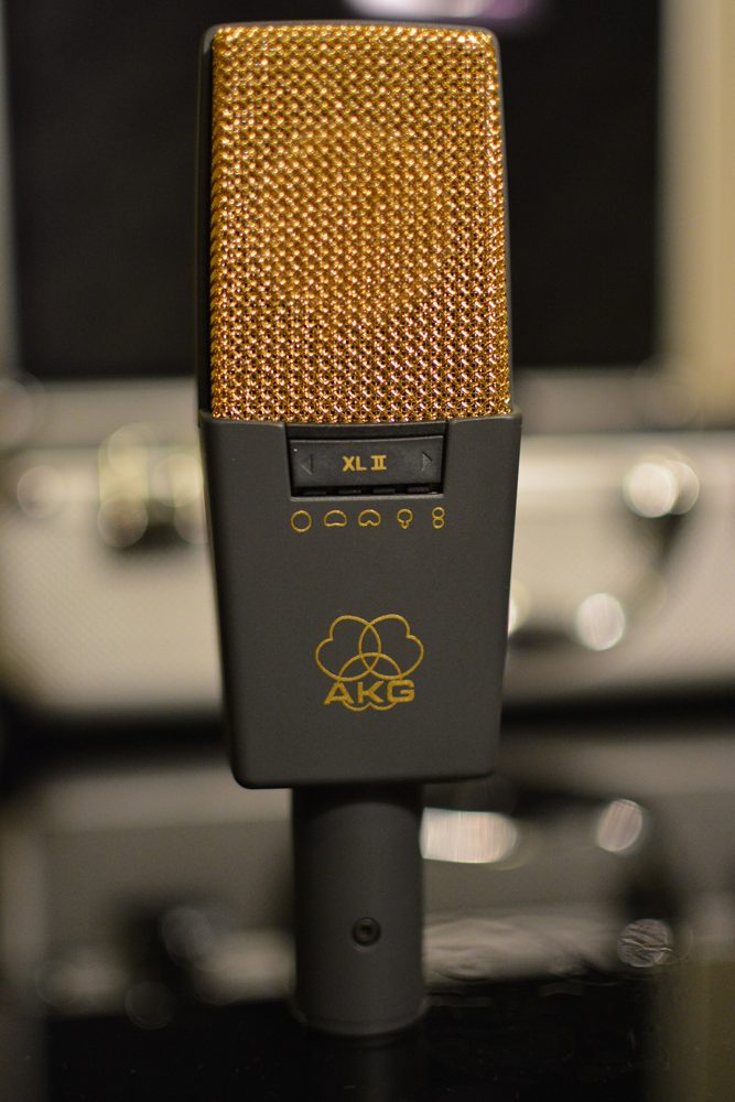 A AKG C414
