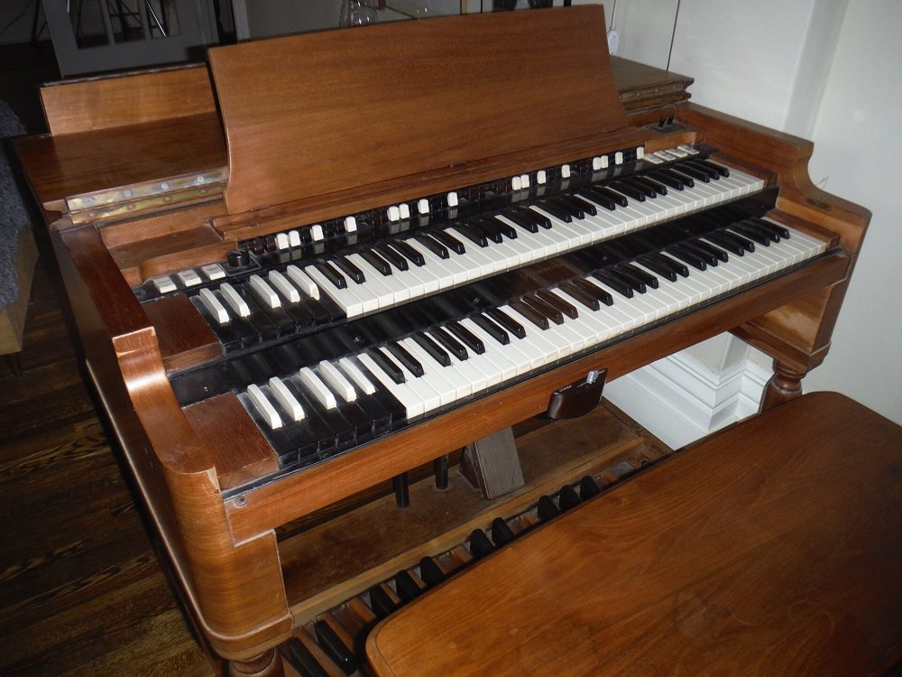 A Hammond B3 organ
